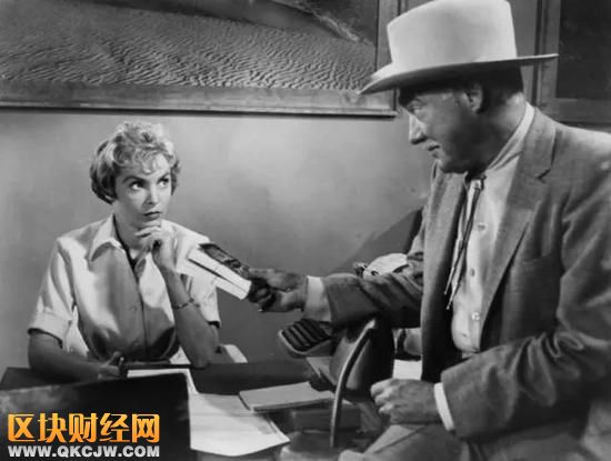 ▲希區(qū)柯克的恐怖電影《驚魂記》中，珍妮特·利飾演的女秘書瑪莉蓮就卷走了老板的四萬美元