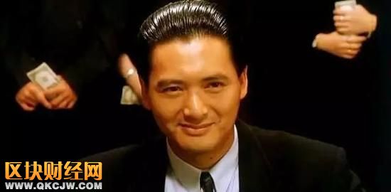 ▲周潤發(fā)主演的《賭神》中，那些手握美金充當人肉背景墻的賭徒們